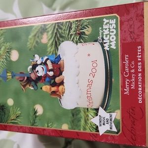 Hallmark 2001 Christmas Merry Carolers Mickey & Co. Wind up plays music DISNEY